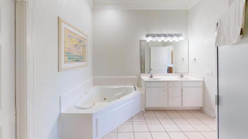 Ένα μπάνιο στο A Place of Grace-Sunset Beach-Beachfront-Pet Friendly-Community pool