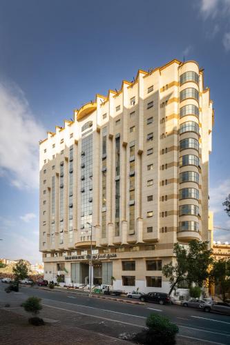 un grande edificio bianco sul lato di una strada di Emaar Al Noor a La Mecca