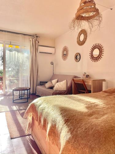 une chambre avec un lit et un canapé dans l'établissement Appartement 3 pers - piscine - clim - parking, à Fitou
