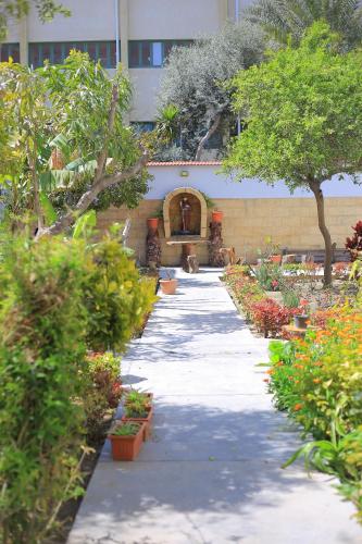 Κήπος έξω από το Saint Rita Guest House Alex