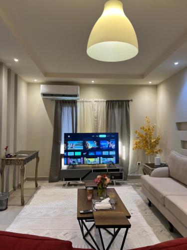 Televisyen dan/atau pusat hiburan di Modern Cozy Studio in North Obhur - Alyaqoot District, Jeddah