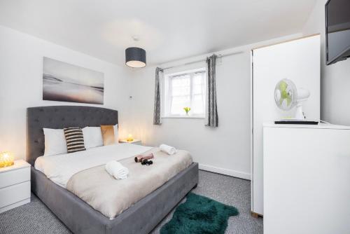 Postel nebo postele na pokoji v ubytování Purfleet, Grays - Cosy 2bd Apartment Lakeside