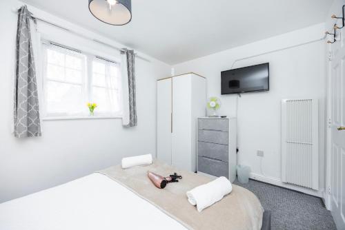 Postel nebo postele na pokoji v ubytování Purfleet, Grays - Cosy 2bd Apartment Lakeside
