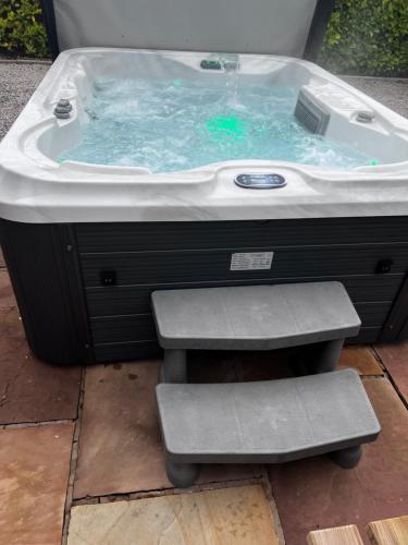 Billede fra billedgalleriet på HOT TUB, WOOD BURNER, ELECTRIC GATES, SPA BATHROOM LUXURY 5 stars i Willaston