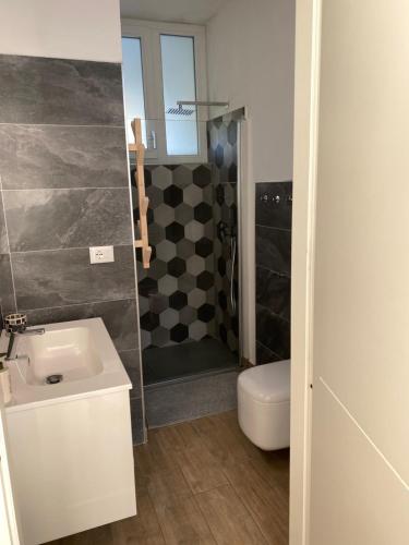 a bathroom with a sink and a shower and a toilet at Casa Salima a Deiva Marina tra 5 Terre e Portofino in Deiva Marina