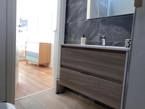 a bathroom with a sink and a mirror at Casa Salima a Deiva Marina tra 5 Terre e Portofino in Deiva Marina