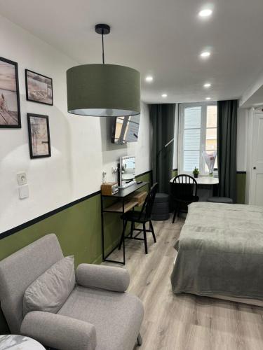 une chambre avec un lit, une table et un bureau dans l'établissement Studio - Suquet Forville, à Cannes