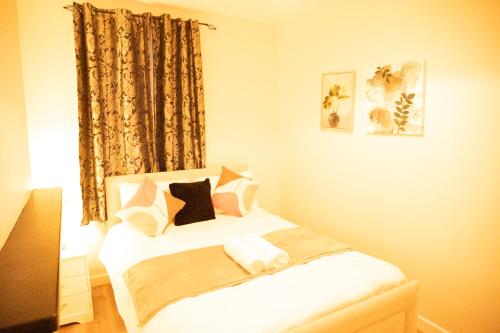 a bedroom with a bed with white sheets and pillows at Gloucester Haven Retreat in Gloucester