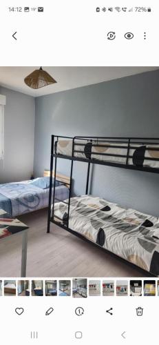 une chambre avec deux lits superposés dans une pièce dans l'établissement Cognac, à Cognac