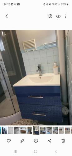 une salle de bain avec un lavabo et un miroir dans l'établissement Cognac, à Cognac