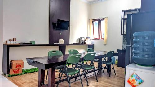 TV a/nebo společenská místnost v ubytování Griya Ngasem Djogja