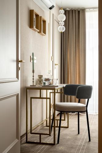 ein Esszimmer mit einem Tisch und zwei Stühlen in der Unterkunft Willa Amicus in Zakopane