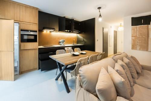 une cuisine et une salle à manger avec une table et des chaises dans l'établissement MAISON LUXE ET CONFORT L'Escapade De Bali, à Montigny-lès-Metz