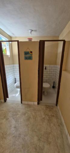 Bilik mandi di Glamping Macacu