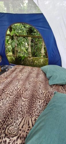 Katil atau katil-katil dalam bilik di Glamping Macacu