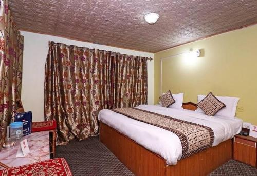 a bedroom with a large bed in a room at Hotel parkpalace in Pahalgām