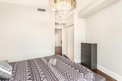 Postel nebo postele na pokoji v ubytování Executive 2BR 2BATH Condo with Lakeview Steps from SQ1