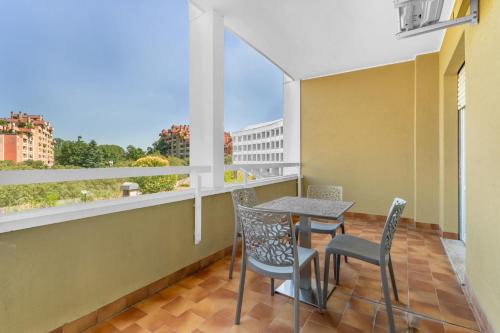 a balcony with a table and chairs and a window at Mi Casa FRASCHINI in Milan