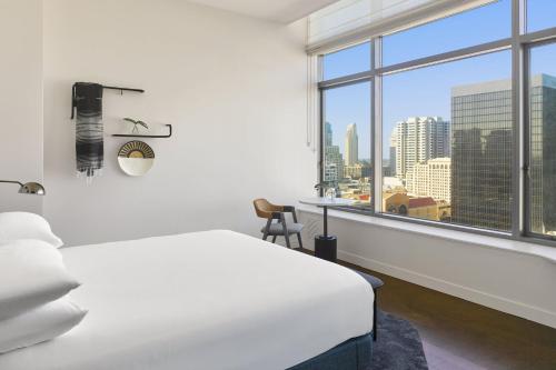 Ein Bett oder Betten in einem Zimmer der Unterkunft Alma San Diego Downtown, a Tribute Portfolio Hotel