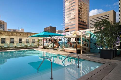 Der Swimmingpool an oder in der Nähe von Alma San Diego Downtown, a Tribute Portfolio Hotel