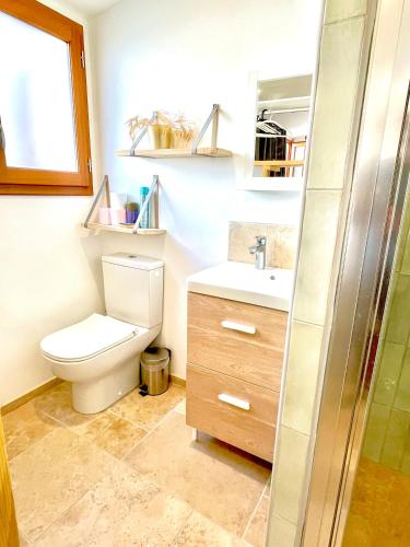 une salle de bain avec toilettes et lavabo dans l'établissement maison avec deux suites parentales,proche kedge,université ,hopitaux ,stade et Bordeaux Centre, à Talence