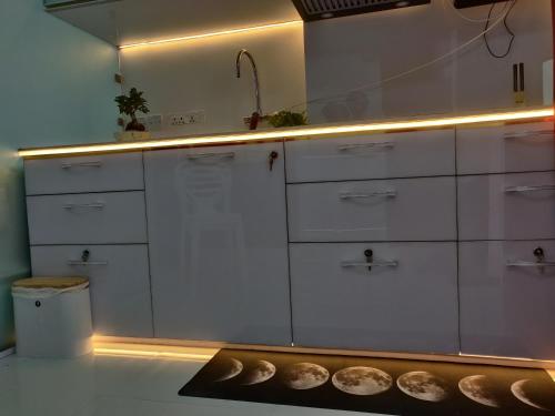 グルガオンにあるLeModCasa - Smart, modern, Luxury Whitehouseの白いキャビネットとカウンタートップを備えたキッチン