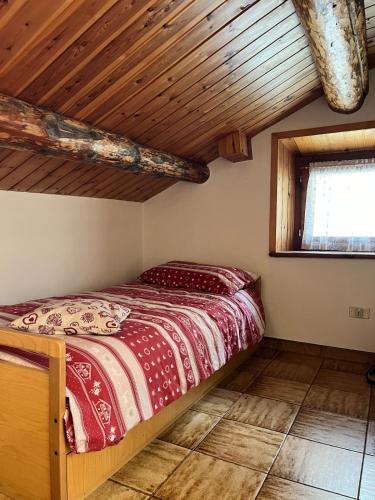 Ένα ή περισσότερα κρεβάτια σε δωμάτιο στο Casa Amabile - mansarda in legno con balcone a 10km da Bormio
