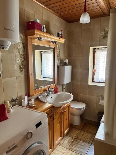 Ένα μπάνιο στο Casa Amabile - mansarda in legno con balcone a 10km da Bormio