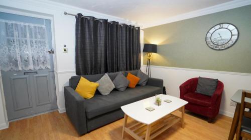 a living room with a couch and a table at Ground Floor 2Bedroom Apt in Central Slough By Easy 2 Manage in Slough