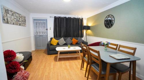 a living room with a couch and a table at Ground Floor 2Bedroom Apt in Central Slough By Easy 2 Manage in Slough