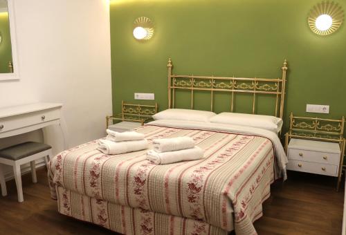 Un dormitorio con una cama con dos toallas encima. en Sobre Los Tilos Apartamento, en Cuenca