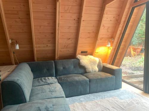 พื้นที่นั่งเล่นของ A-huis in het bos van Drenthe
