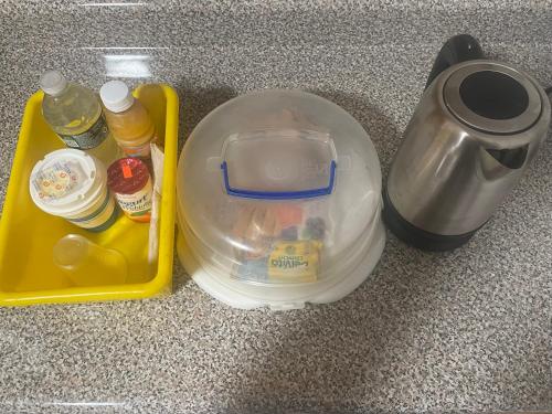 a yellow plastic container with a lunch box on the floor at Banlieue Pillars Maison in Mount Vernon