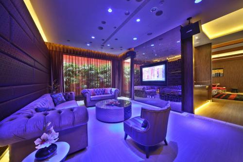 a purple living room with a purple couch and chairs at Han Guan Motel in Taichung