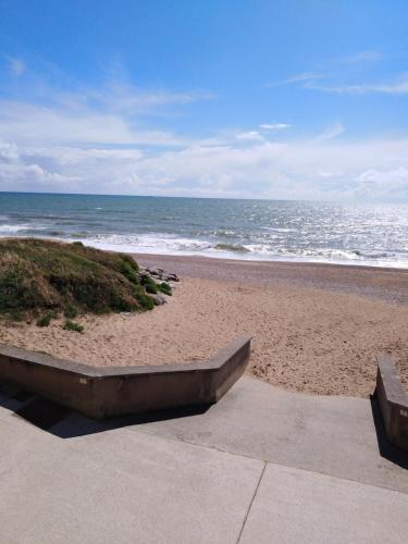 un banc sur une plage donnant sur l'océan dans l'établissement La Plage, à Saint-Hilaire-de-Riez
