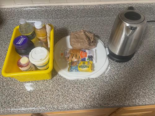 a yellow lunch box with food and drinks on a counter at Banlieue Pillars Maison in Mount Vernon