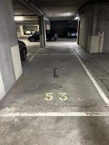 un garage avec un numéro de parking peint au sol dans l'établissement Appartement en résidence Brides les Bains, à Brides-les-Bains