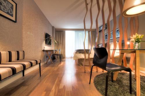 a living room with a couch and a table at CasaSur Bellini in Buenos Aires