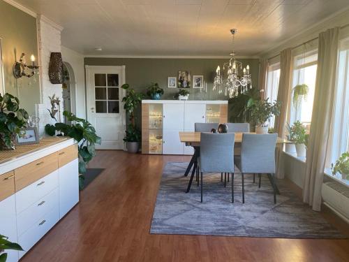 a kitchen and dining room with a table and chairs at Stor enebolig sentralt på Senja in Senja
