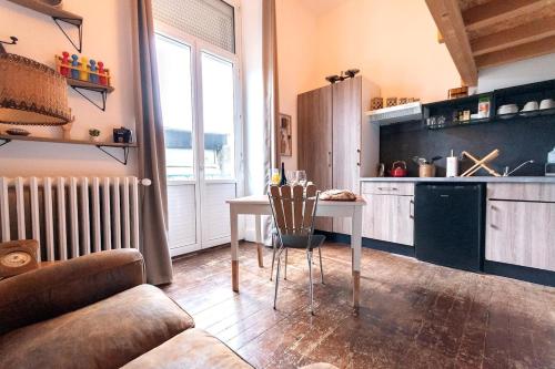 un salon avec une table et une cuisine dans l'établissement Lulu la Brocante - Hypercentre - Gare, à Angers