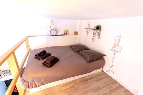 Cette chambre comprend un grand lit et un escalier. dans l'établissement Lulu la Brocante - Hypercentre - Gare, à Angers