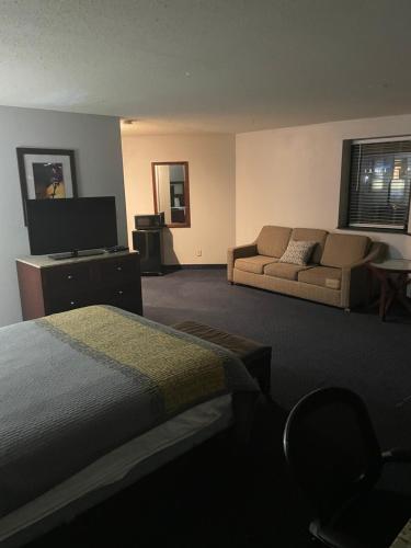 a hotel room with a bed and a couch at Apm Inn & Suites in Hagerstown