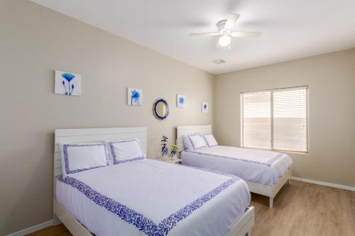 Ένα ή περισσότερα κρεβάτια σε δωμάτιο στο Sapphire Bliss Retreat Heated Pool BBQ By Relaxtay