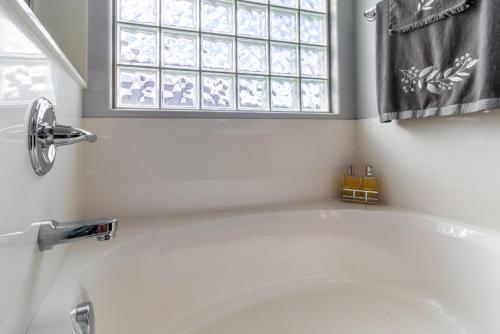 Ένα μπάνιο στο Sapphire Bliss Retreat Heated Pool BBQ By Relaxtay