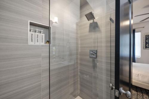 eine Dusche mit Glastür im Badezimmer in der Unterkunft LUXURY DOUBLE TOWNHOMES with TWO HUGE SKY ROOFTOPS in Nashville