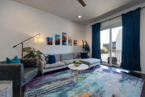 ein Wohnzimmer mit Sofa und Tisch in der Unterkunft LUXURY DOUBLE TOWNHOMES with TWO HUGE SKY ROOFTOPS in Nashville