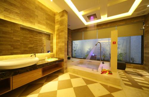 a large bathroom with a tub and a sink at Han Guan Motel in Taichung