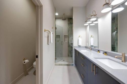 Ένα μπάνιο στο Tennessee Whiskey Townhome 4BD 4.5BTH