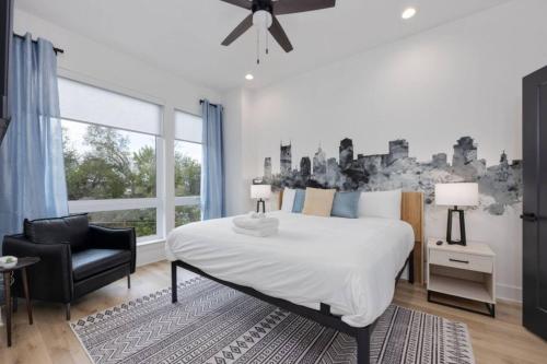 Ένα ή περισσότερα κρεβάτια σε δωμάτιο στο The Ryman 4 Bedroom Haven with Scenic Rooftop