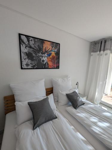 two twin beds in a bedroom with a picture on the wall at Ferienwohnung Hirsch in Sinzheim